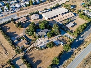 Vista aérea de un rancho familiar en Yucaipa, California